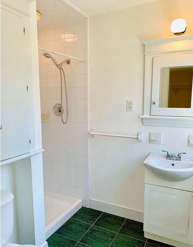 Building Photo - Super Cute 3 bed 2 bath Rancher with detached Garage and alley access.