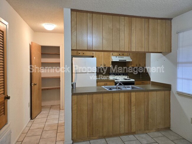 Building Photo - 913 Lancelot Cir