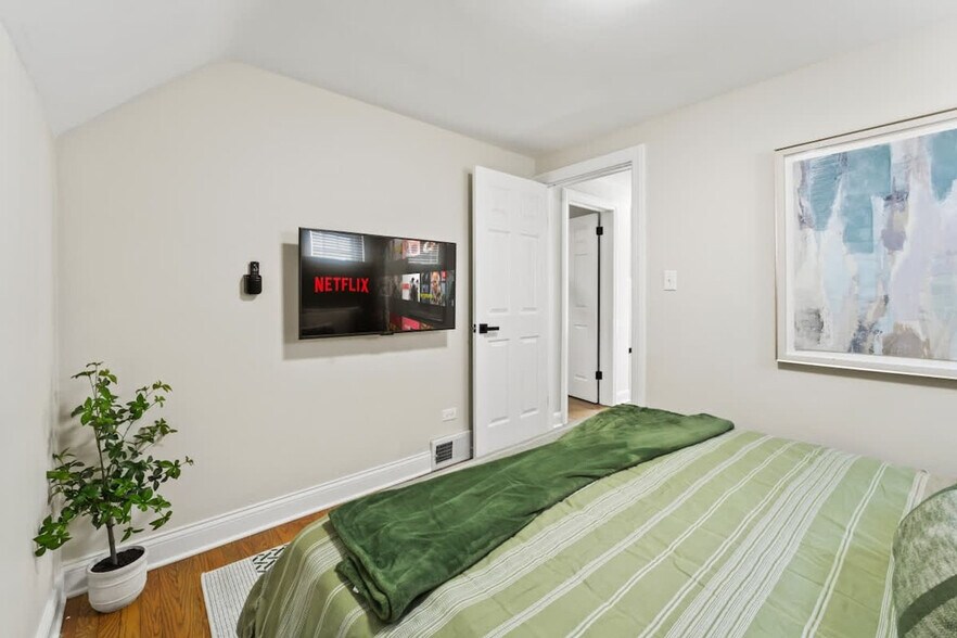 Building Photo - 425 S Ellis St