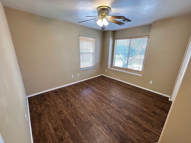 Building Photo - ? Large 4Bdm 3Ba Avondale Home *NO* Carpet ?