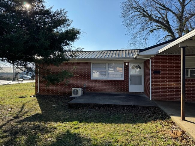 Building Photo - 410 W 3rd St