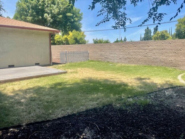 Building Photo - Charming house in an established quiet neighborhood in a court