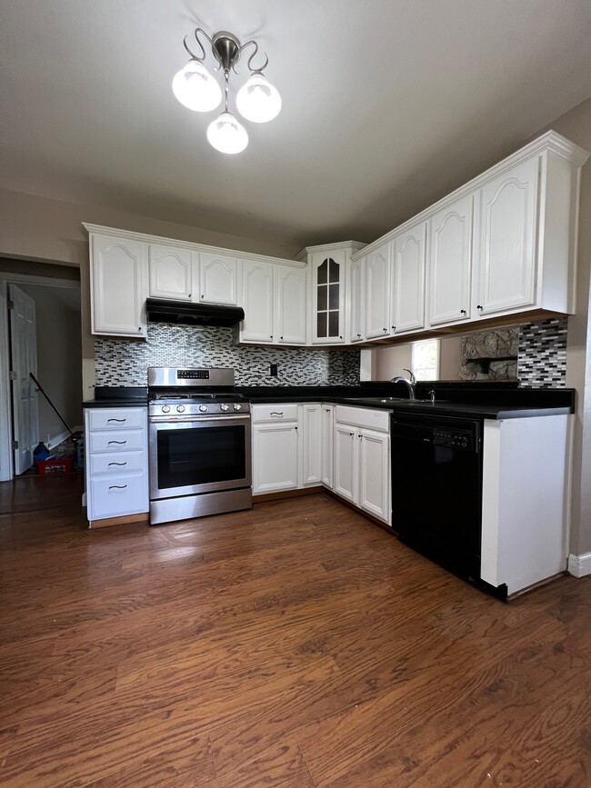 KITCHEN - 615 Voge St