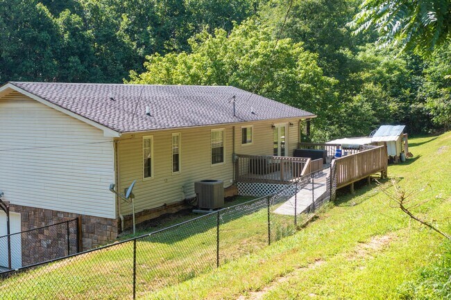 Building Photo - 3 br/ 2 bath home, private setting with garage/workshop