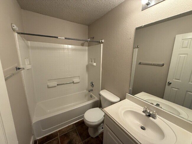 Building Photo - 1100 Alexandria Dr
