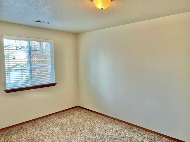 Building Photo - Excellent Location in Fishers Landing near...