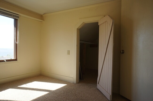 Building Photo - AVAILABLE JUNE - 5 Bed 2 Bath In East Hillside