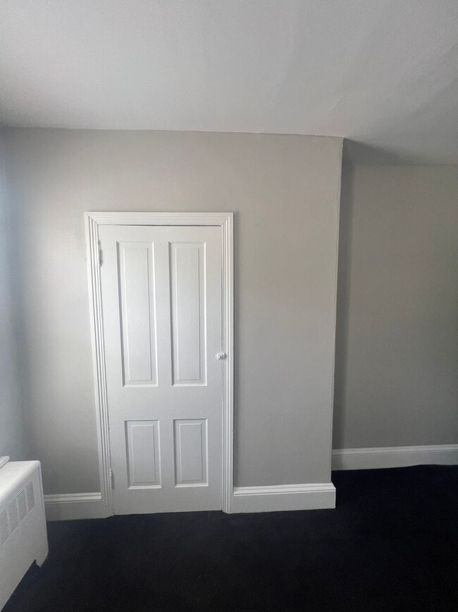 Building Photo - Bright 2-Bedroom with Spacious Bath & Priv...
