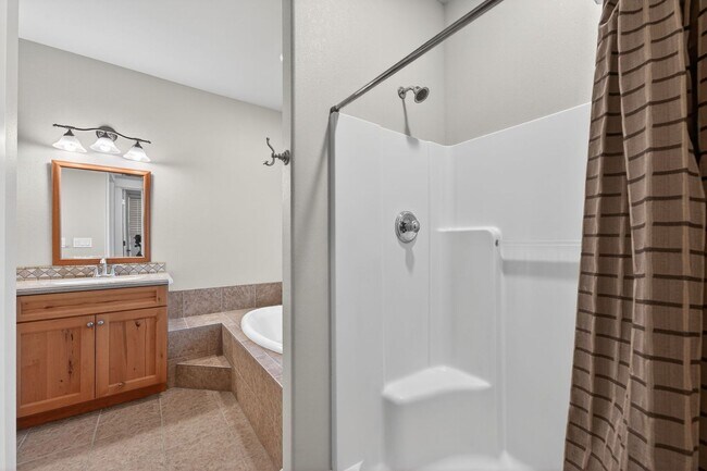 Building Photo - Luxury Living in Awbrey?Court: Your 4 Bed Dream Home Awaits