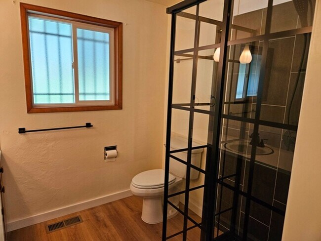 Building Photo - 3Bd/2Ba Single Story House - For Viewing!