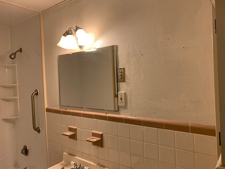 Building Photo - 468 Massasoit Rd