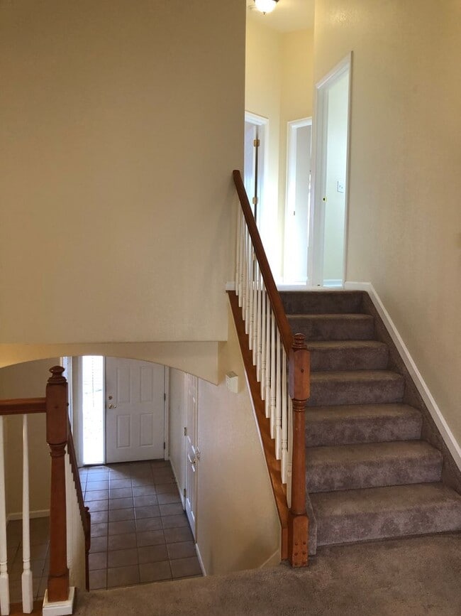 Building Photo - Bright and Open 3 Bed 3 Bath Townhome in Gated Peak View Villas