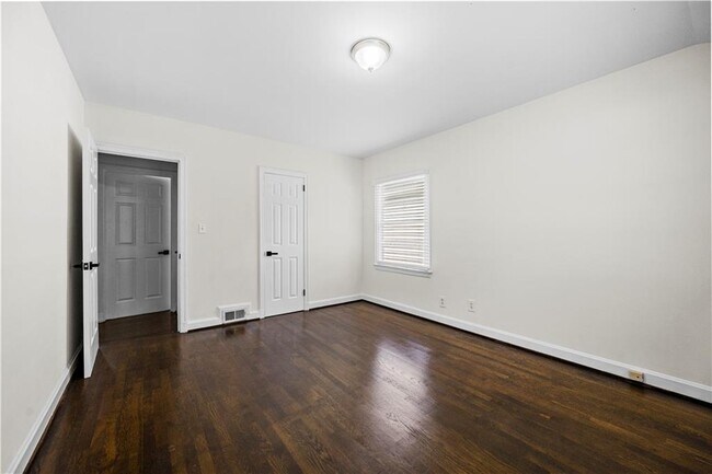 Building Photo - 990 Lindridge Dr NE