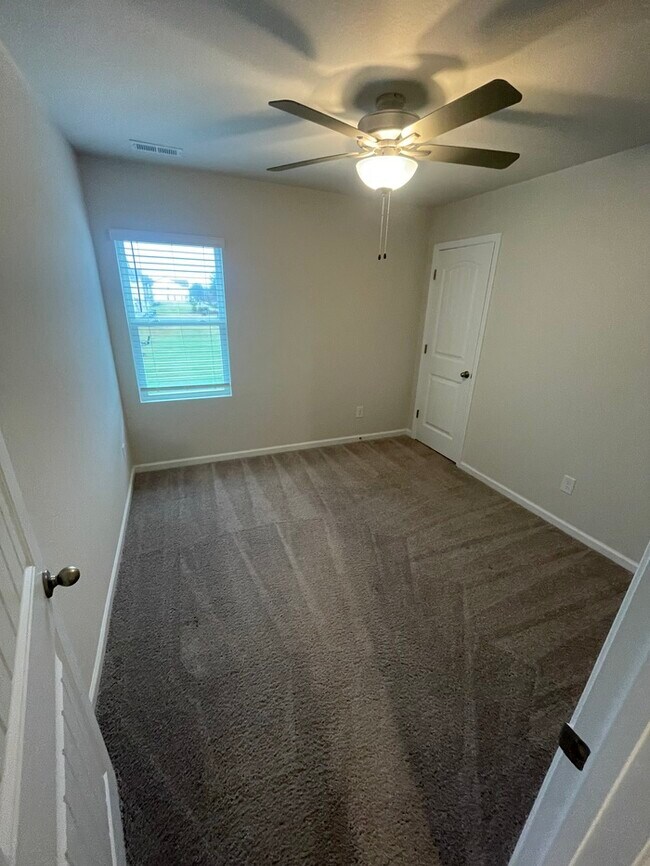 Building Photo - New 3 Bedroom 2.5 Bathroom Townhome!