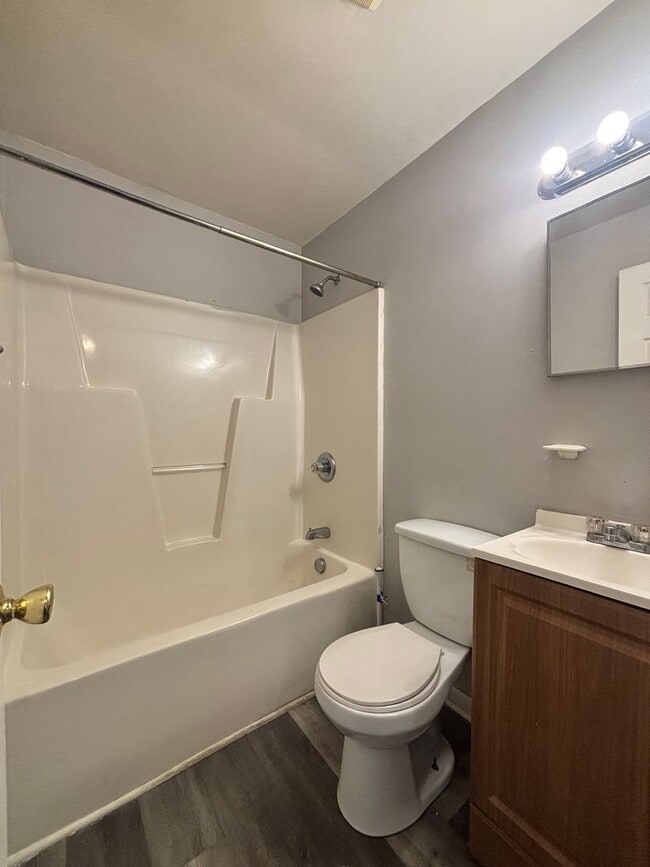 Building Photo - Adorable Two Bedroom Duplex In Truxton