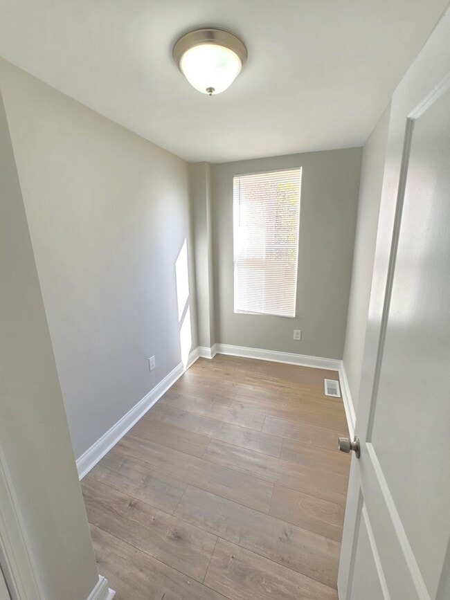 Building Photo - Beautiful 3 Bedroom 1 Bathroom East Baltimore Town Home
