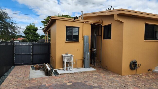 Building Photo - 8010 SW 16th St