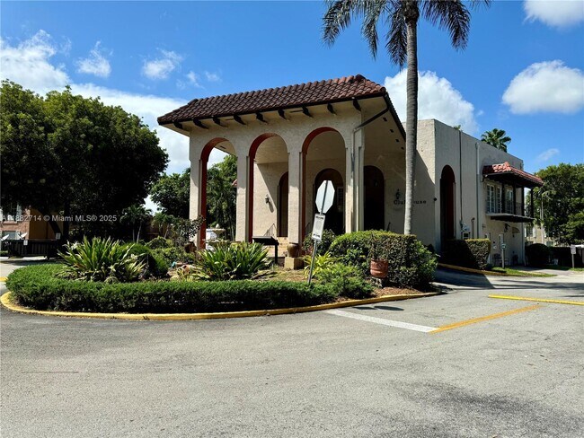 Building Photo - 10768 N Kendall Dr