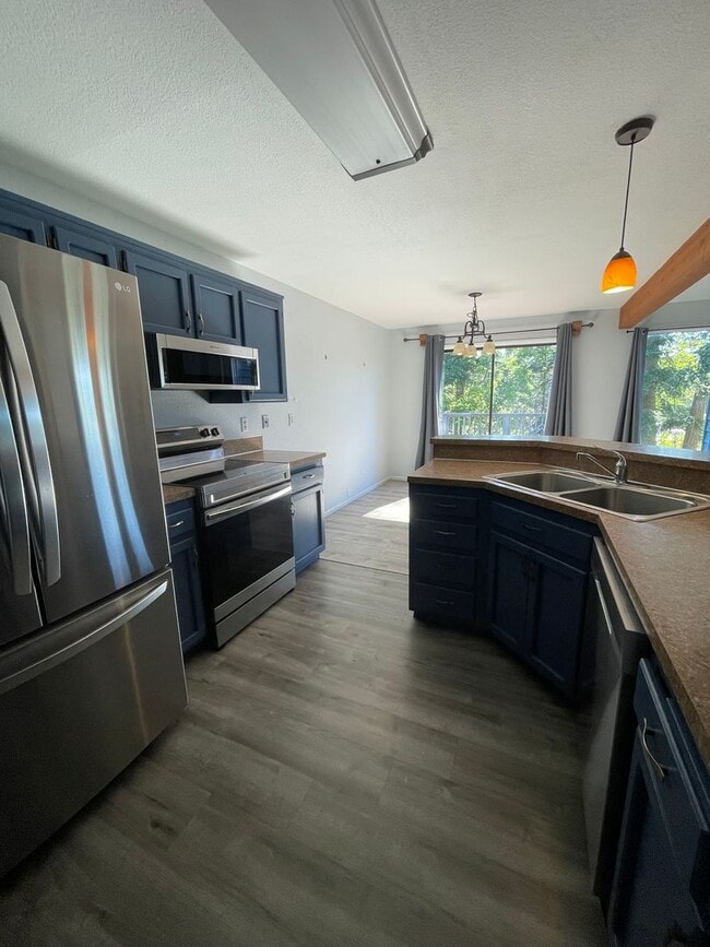 Building Photo - Lovely Pet Friendly, 3 Bedroom Home!