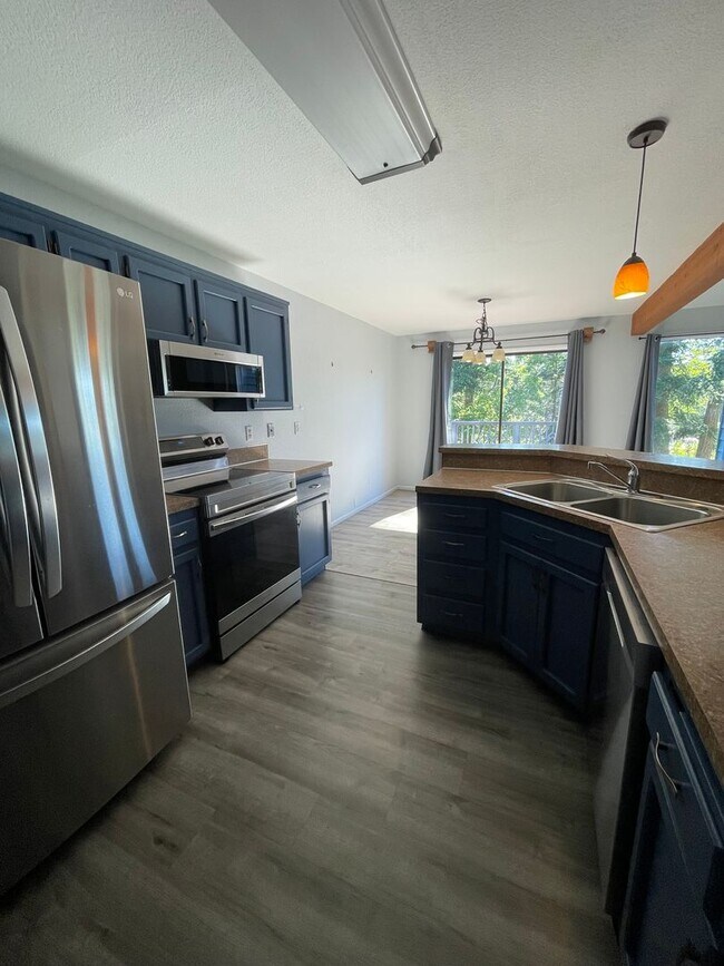 Building Photo - ***PENDING APPLICATION***Lovely Pet Friendly, 3 Bedroom Home!