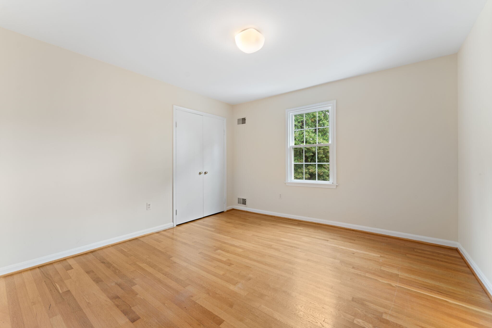 4th BR holds queen bed & lots of furniture - 9 Snug Hill Ct