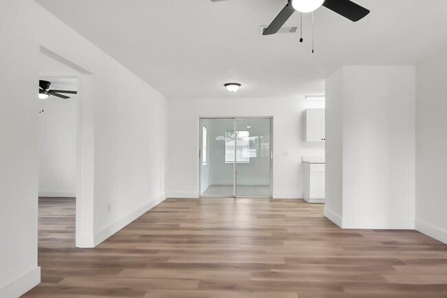 Building Photo - 313 NW Dorchester St