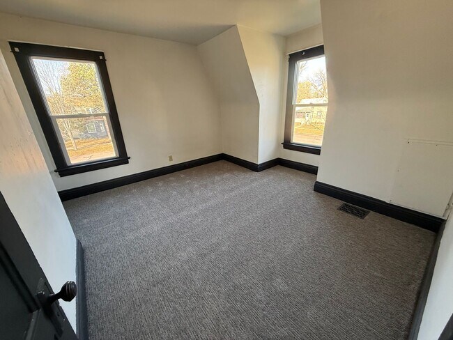 Building Photo - 902 E Kemp Ave