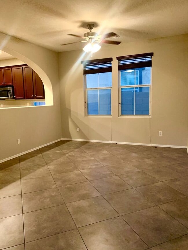 Building Photo - MOVE IN SPECIALS !! 4BD 3BA in South Tempe...