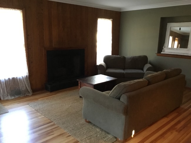 Building Photo - 2 Ellyn Ct