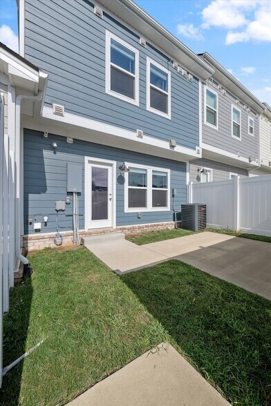 Building Photo - 842 Westcott Ln