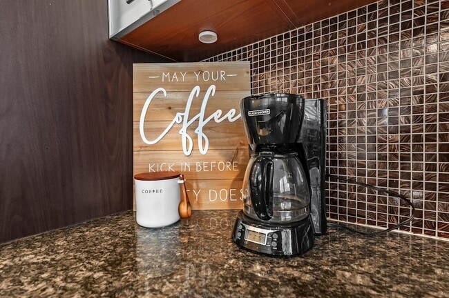 Building Photo - 3045 Clinton Dr