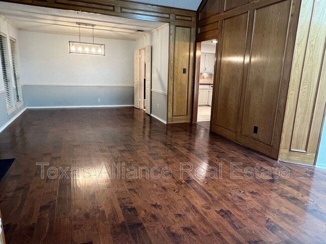 Building Photo - 741 Sparrow Ln