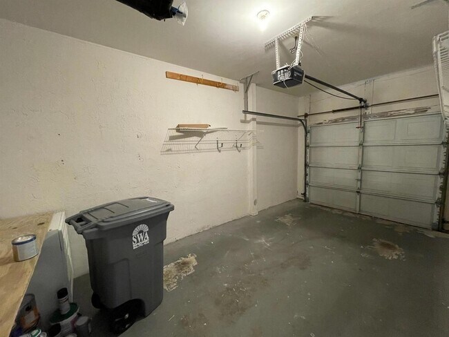 Building Photo - 6817 Via Regina