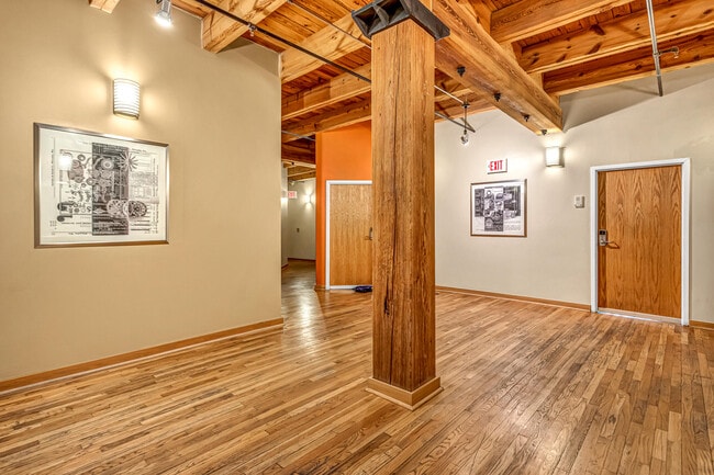 Building Photo - 413 N 2nd St