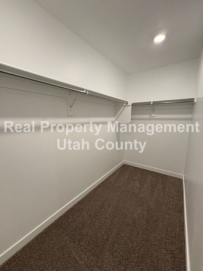 Building Photo - 837 E Oakum Ln