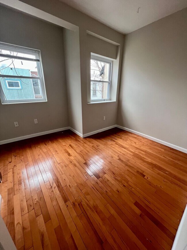 Building Photo - Stunning 4-Bedroom Townhouse in North Phil...