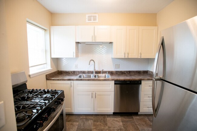 Building Photo - $1095 – 1 BR, 1 BA Apartment in Bayview - ...