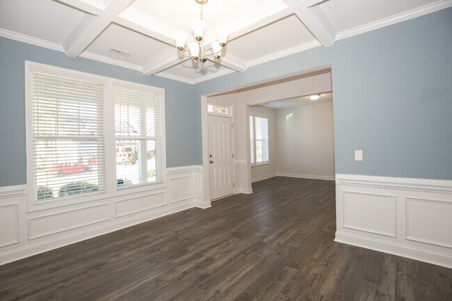 Building Photo - Charming 4 Bedroom Rental Home with Spacio...