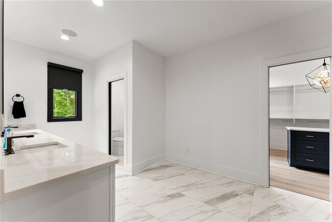 Building Photo - 151 S Pointe Dr