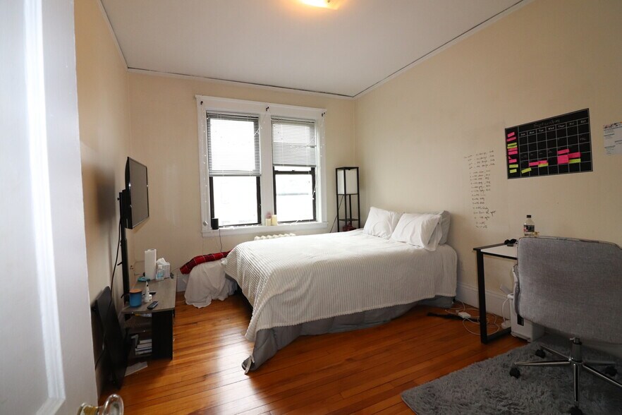 Primary Photo - 122 Babcock St