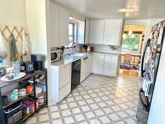 Building Photo - Charming Montavilla bungalow, 3 bed, 2 bath with fully fenced backyard
