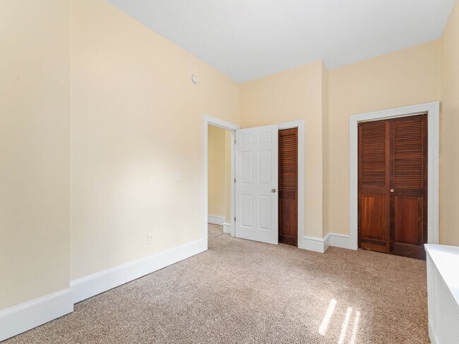 Building Photo - Spacious Updated Home with Modern Finishes in Mickleton