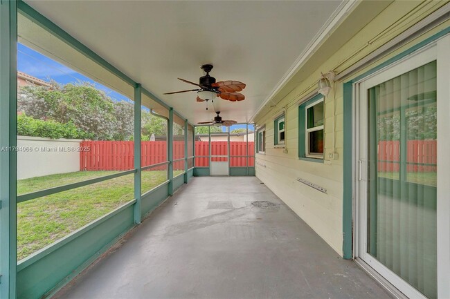 Building Photo - 4928 SW 24th Ave