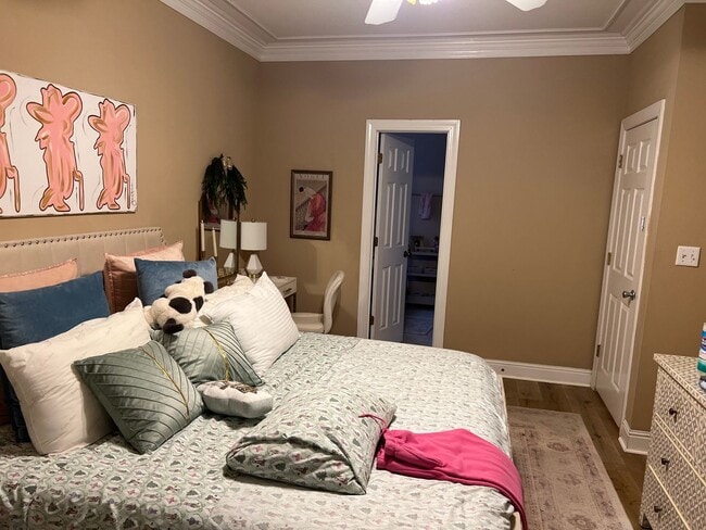 Building Photo - 6 Bedroom Pierce Ave