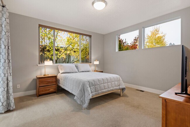 Building Photo - For Rent: Furnished Executive Home in Bend, OR – Prime Location!