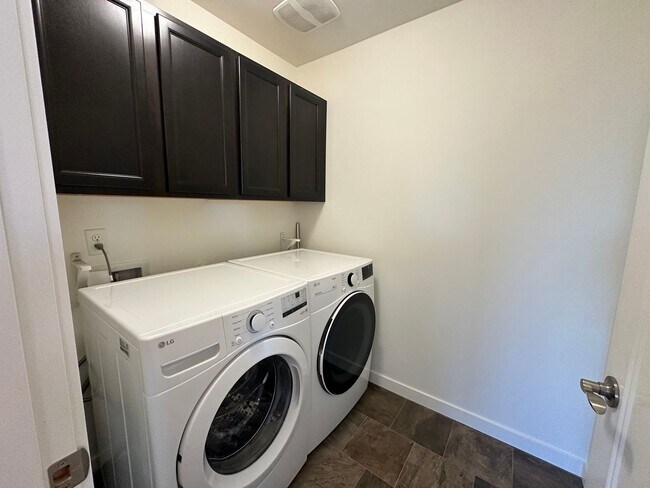 Building Photo - 3 Bed, 2.5 Bath House in Cordata Neighborhood