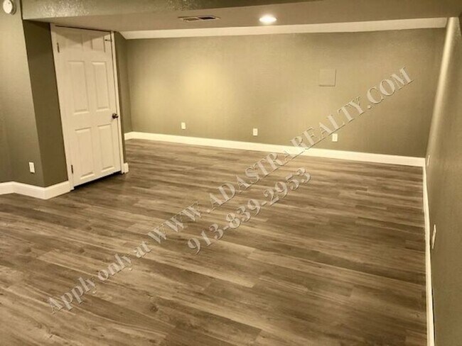 Building Photo - Cute 4 Bed 1.5 Bath Home in Olathe-Availab...