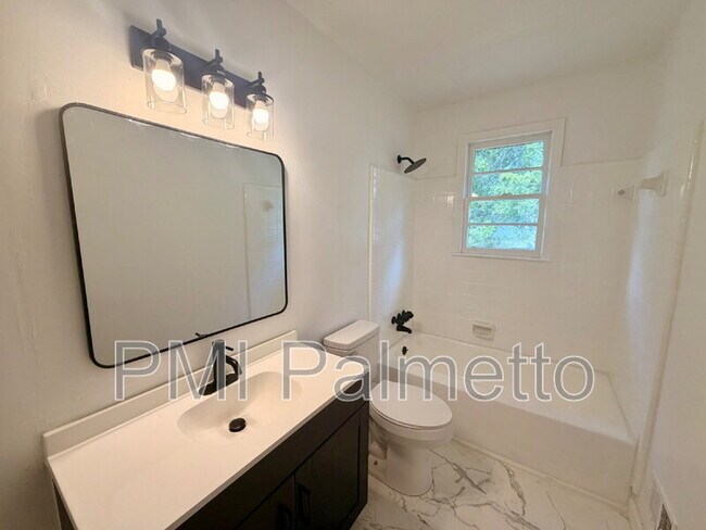 Building Photo - 1805 Carousel Cir