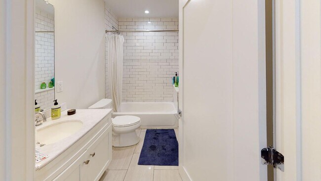 Building Photo - No Brokers Fee, 5 Bed. 2 Full Bathrooms in South End, Eat-in Kitchen, Big Bedrooms, Laundry on a ...