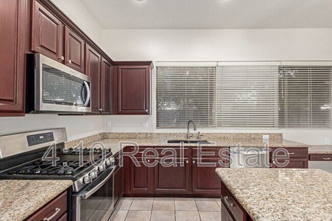 Building Photo - 463 W Canary Way